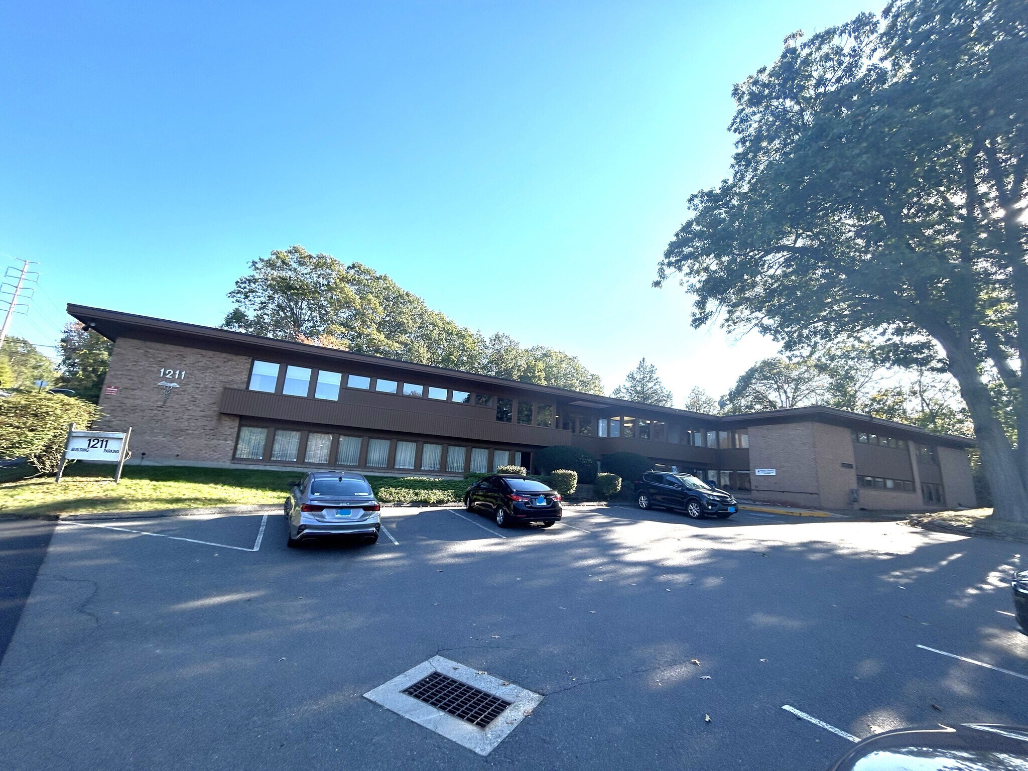 1211 W Main St, Waterbury, CT à louer Photo de l’immeuble– Image 1 sur 2