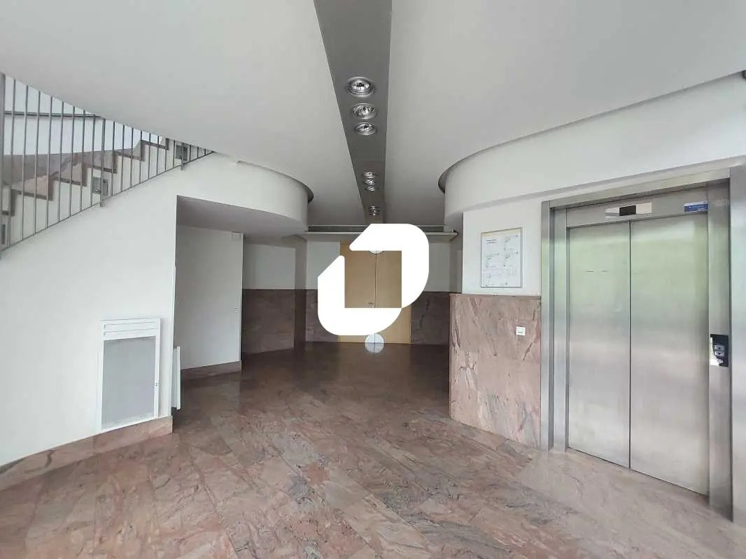 Bureau dans Voisins-le-Bretonneux à vendre Photo de l’immeuble– Image 1 sur 11