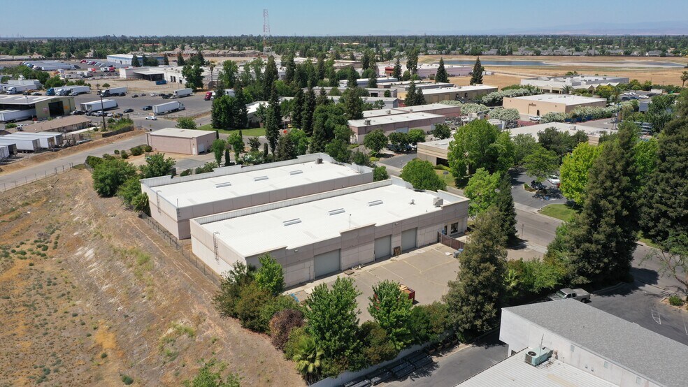 4741 W Jennifer Ave, Fresno, CA à louer - Photo de l’immeuble – Image 2 sur 5
