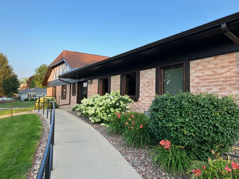 1305 Chestnut St, West Bend, WI à louer - Photo de l’immeuble – Image 1 sur 10