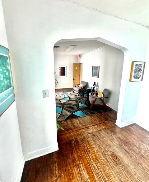 1267 SW 22nd St, Miami, FL à louer - Photo de l’immeuble – Image 3 sur 8