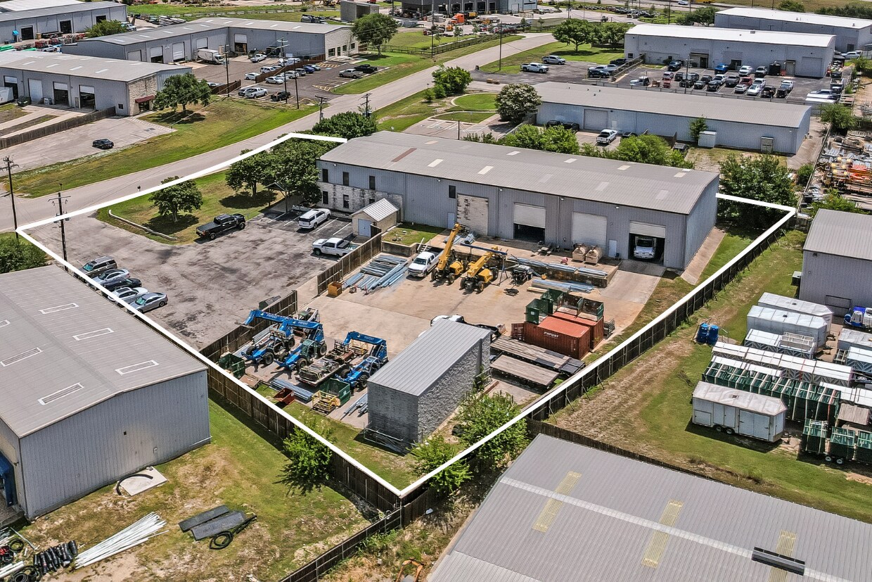 271 Commercial Dr, Buda, TX à vendre Photo de l’immeuble– Image 1 sur 24