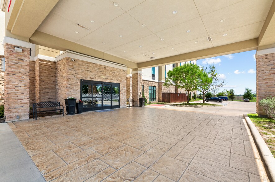 151 Bunton Creek Rd, Kyle, TX à vendre - Photo de l’immeuble – Image 3 sur 16