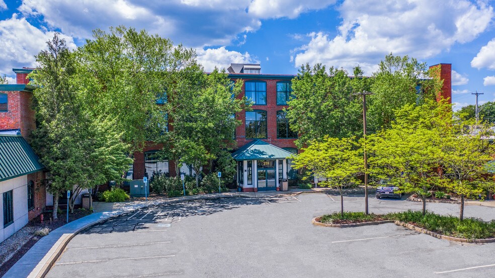 275 Martine St, Fall River, MA à louer - Photo de l’immeuble – Image 2 sur 6