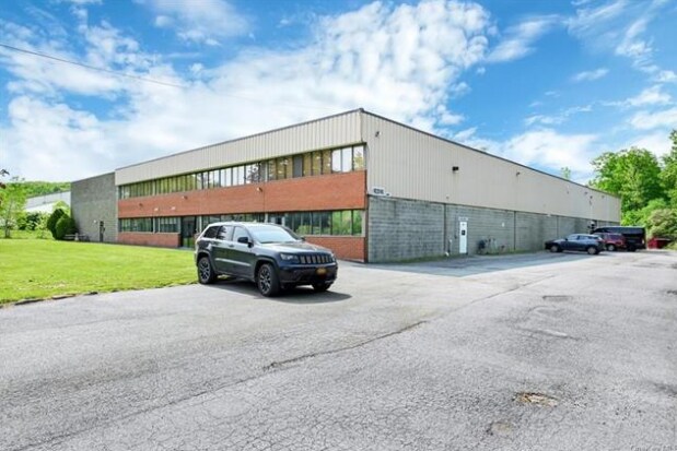 50 Jeanne Dr, Newburgh, NY à louer - Photo de l’immeuble – Image 1 sur 8