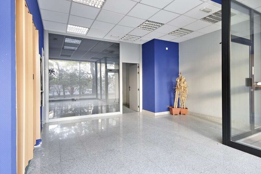 Local commercial dans Granada, Granada à louer - Hall d’entrée – Image 2 sur 11