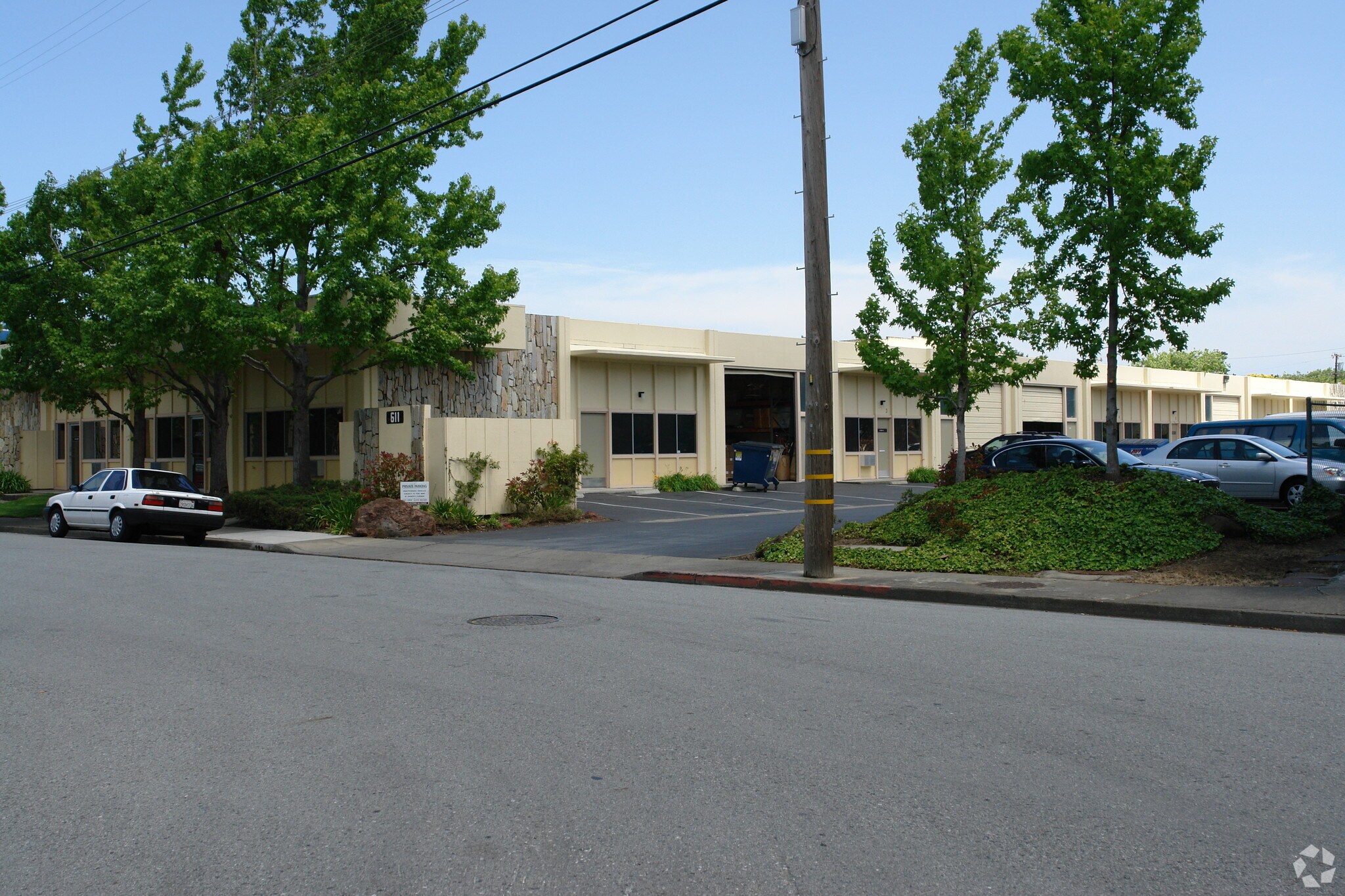 611 Taylor Way, San Carlos, CA à louer Photo principale– Image 1 sur 4