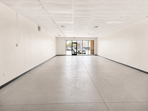 3145 E Chandler Blvd, Phoenix, AZ à louer Photo intérieure– Image 1 sur 2