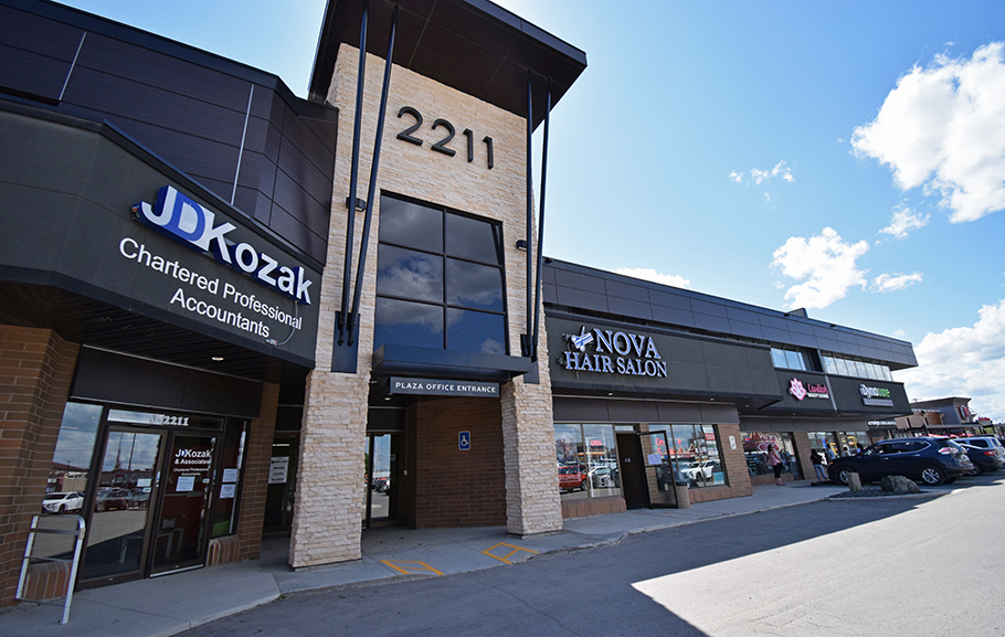 2211 Mcphillips St, Winnipeg, MB à louer - Photo de l’immeuble – Image 1 sur 4