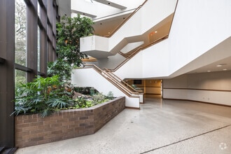 700 & 734 S Waverly Rd, Holland, MI à louer Hall d’entrée– Image 2 sur 16