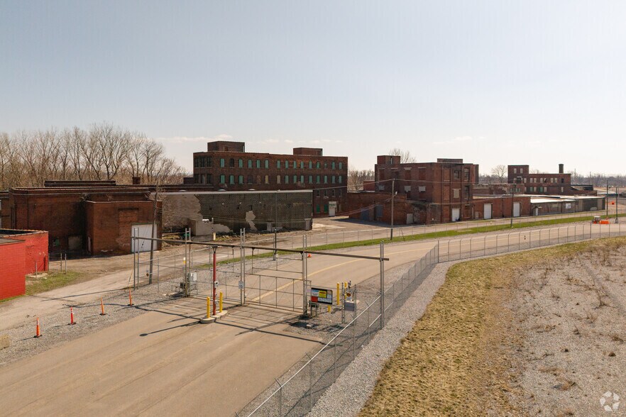 703 Elk St, Buffalo, NY à vendre - Photo principale – Image 1 sur 23