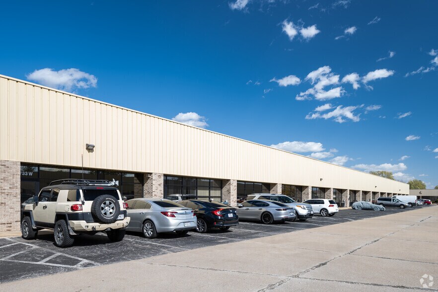 717 Crown Industrial Ct, Chesterfield, MO à louer - Photo de l’immeuble – Image 2 sur 4