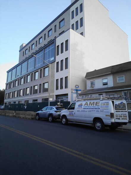 1514-1530 60th St, Brooklyn, NY à louer - Photo de l’immeuble – Image 2 sur 8