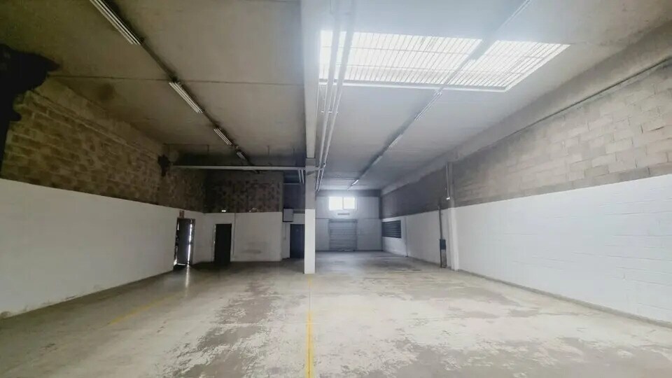 Local d’activités dans Ivry-sur-Seine à louer - Photo de l’immeuble – Image 3 sur 4