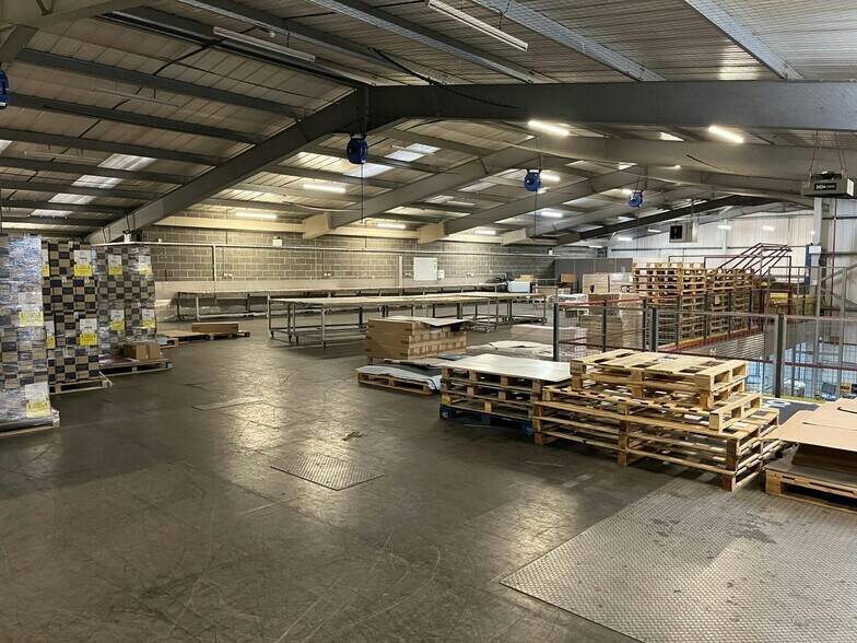 21 St Andrews Way, Londres à louer - Photo de l’immeuble – Image 2 sur 10