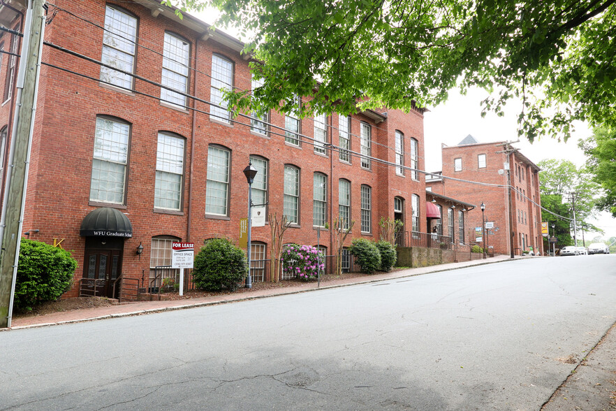 200 Brookstown Ave, Winston-Salem, NC à louer - Photo de l’immeuble – Image 3 sur 40