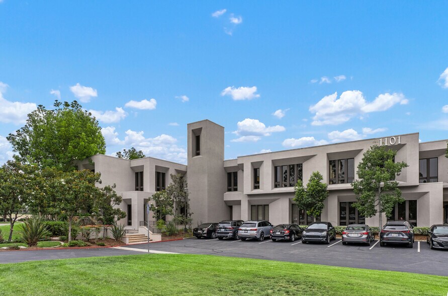 1101 Dove St, Newport Beach, CA à vendre - Photo de l’immeuble – Image 1 sur 5