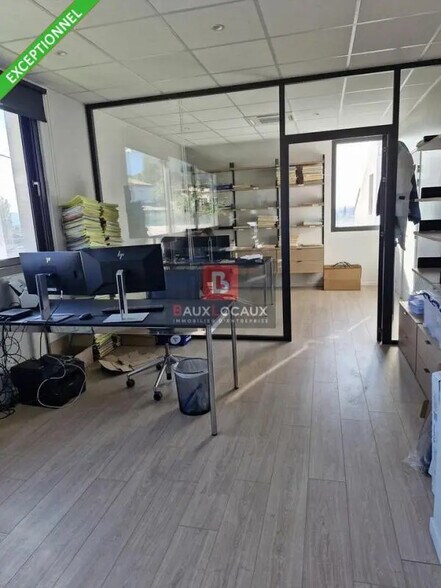 Bureau dans La Fare-les-Oliviers à louer - Photo de l’immeuble – Image 2 sur 7
