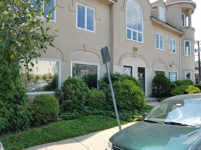 209 Bruce Park Ave, Greenwich, CT à louer - Photo de l’immeuble – Image 3 sur 3
