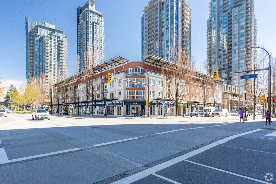 1161 The High St, Coquitlam, BC à vendre - Photo principale – Image 1 sur 5
