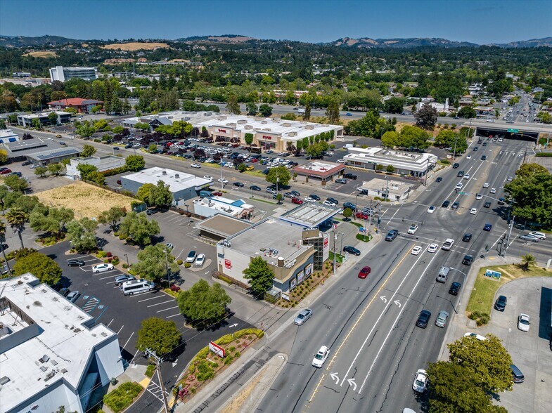 1125 W Steele Ln, Santa Rosa, CA à louer - Photo de l’immeuble – Image 3 sur 21