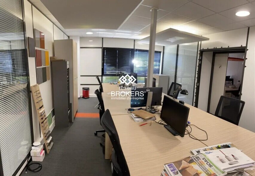 Bureau dans Voiron à louer - Photo de l’immeuble – Image 3 sur 13