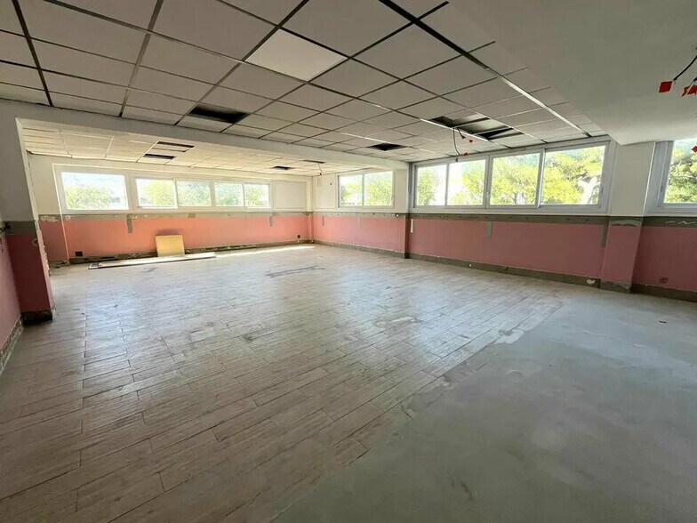 Bureau dans CANNES-LA-BOCCA à louer - Photo de l’immeuble – Image 1 sur 4