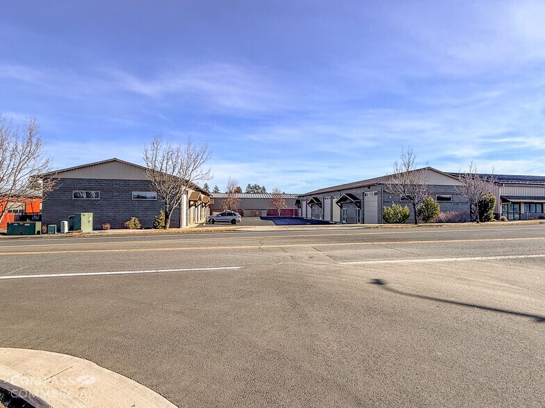 61450 American Ln, Bend, OR à louer - Photo de l’immeuble – Image 2 sur 4