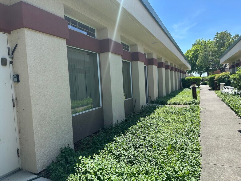 2060 Peabody Rd, Vacaville, CA à vendre - Photo de l’immeuble – Image 3 sur 8