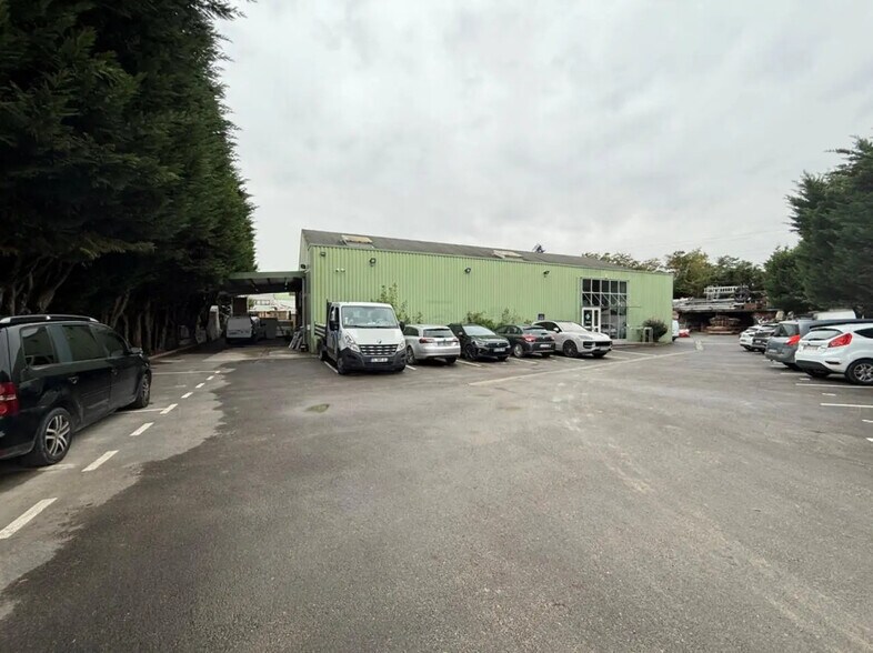 Local d'activités dans Saint-Michel-sur-Orge à vendre - Photo de l’immeuble – Image 3 sur 9