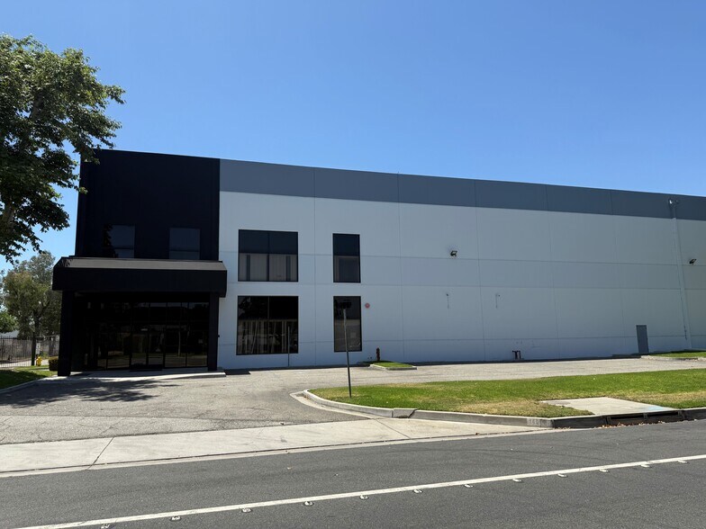 14001-14003 Orange Ave, Paramount, CA à louer - Photo de l’immeuble – Image 2 sur 5