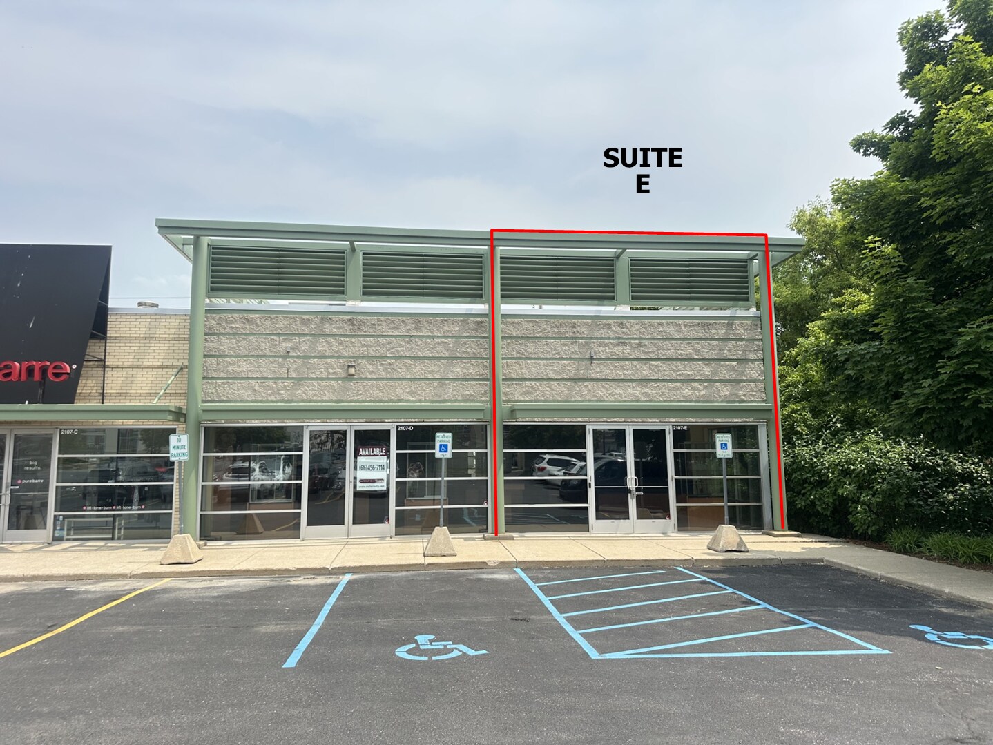 2107 E Beltline Ave NE, Grand Rapids, MI à louer Photo de l’immeuble– Image 1 sur 7