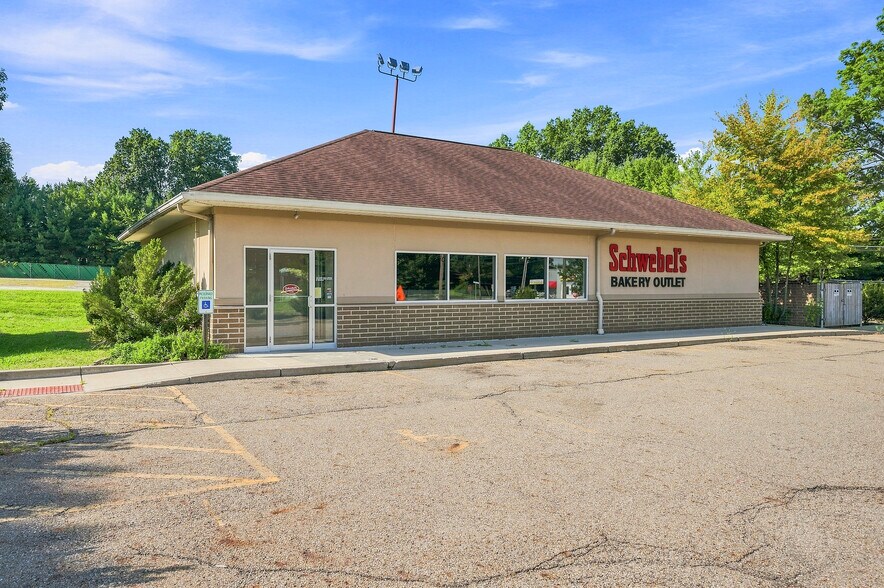 406 Reed Ave, Cuyahoga Falls, OH à vendre - Photo de l’immeuble – Image 3 sur 16