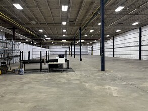 145 Cane Creek Industrial Park Rd, Fletcher, NC à louer Photo de l’immeuble– Image 1 sur 2
