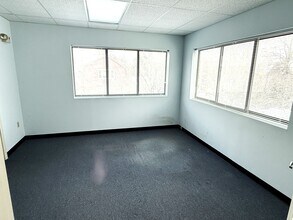 15R Hartford Ave, Granby, CT à louer Photo intérieure– Image 2 sur 4