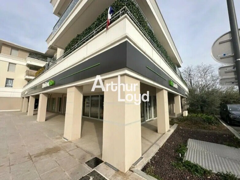 Local commercial dans Mandelieu-la-Napoule à louer - Photo de l’immeuble – Image 2 sur 6