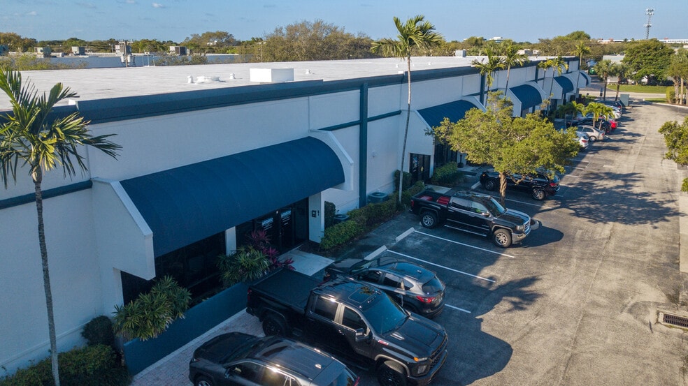 6450-6468 E Rogers Cir, Boca Raton, FL à louer - Photo de l’immeuble – Image 1 sur 3