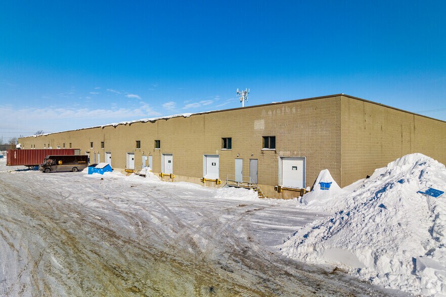 11000-11130 St Mirabeau, Montréal, QC à louer - Photo principale – Image 1 sur 6