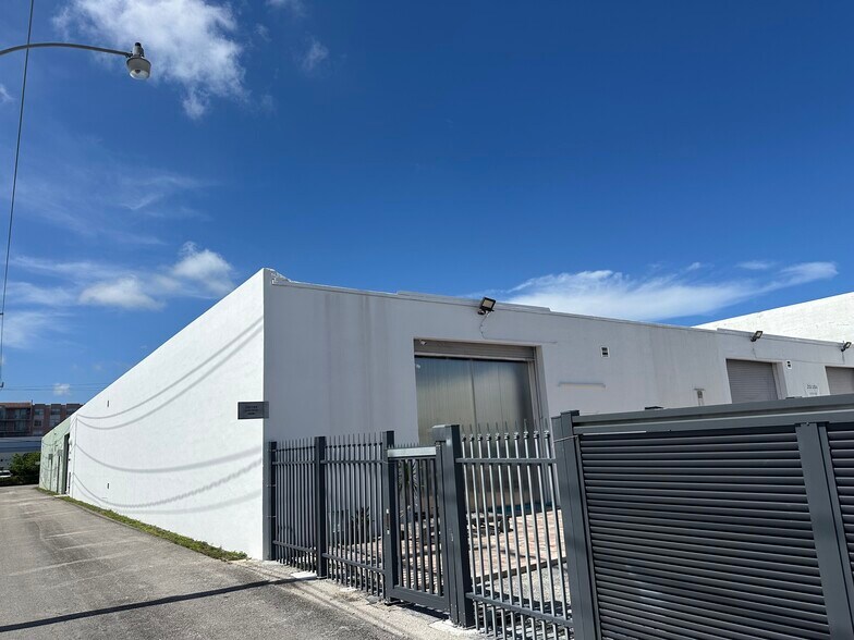 1820 NE 146th St, Miami, FL à louer - Photo de l’immeuble – Image 1 sur 9