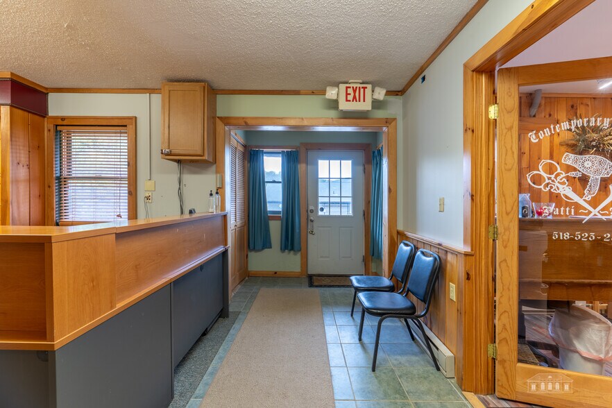 1915 Saranac Ave, Lake Placid, NY à vendre - Photo de l’immeuble – Image 2 sur 36