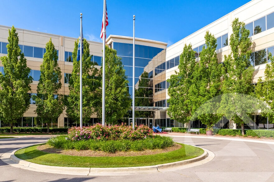 1075 W Entrance Dr, Auburn Hills, MI à louer - Photo de l’immeuble – Image 2 sur 4
