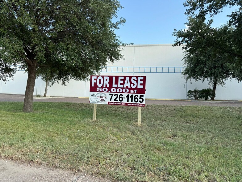 801 Hallmark Dr, Laredo, TX à louer - Photo de l’immeuble – Image 3 sur 29