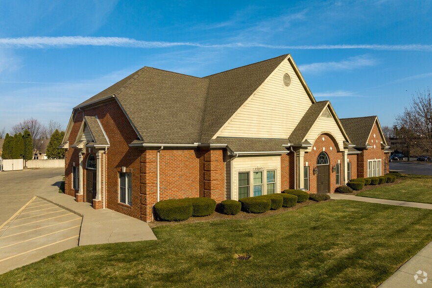 35807 Moravian Rd, Clinton Township, MI à louer - Photo de l’immeuble – Image 2 sur 9