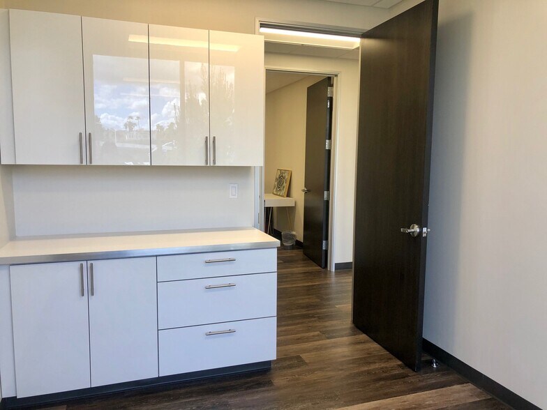 369 San Miguel Dr, Newport Beach, CA à louer - Photo intérieure – Image 3 sur 13