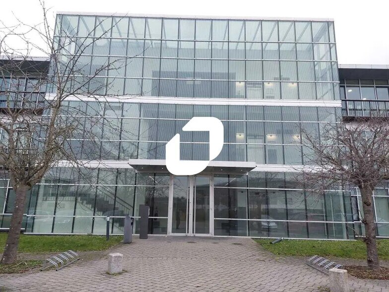 2 Rue René Caudron, Voisins-le-Bretonneux à louer - Photo de l’immeuble – Image 1 sur 13