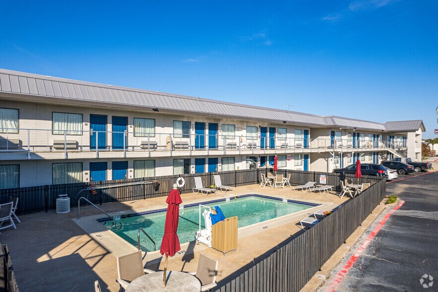 110 Airport Fwy, Euless, TX à vendre - Photo de l’immeuble – Image 3 sur 7