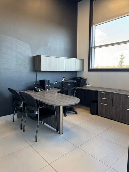 6542 Sparrow Dr, Leduc, AB à louer - Photo de l’immeuble – Image 2 sur 4
