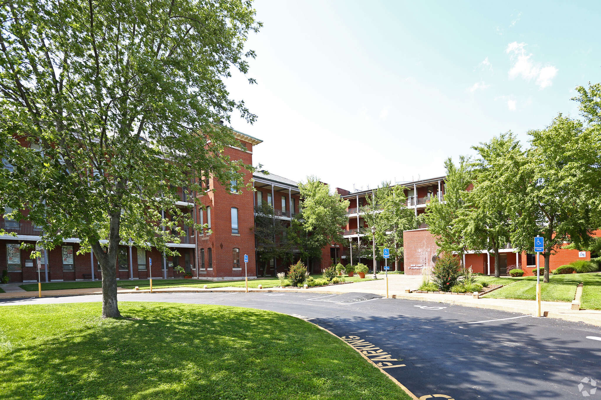 1 Campbell Plz, Saint Louis, MO à louer Photo principale– Image 1 sur 26