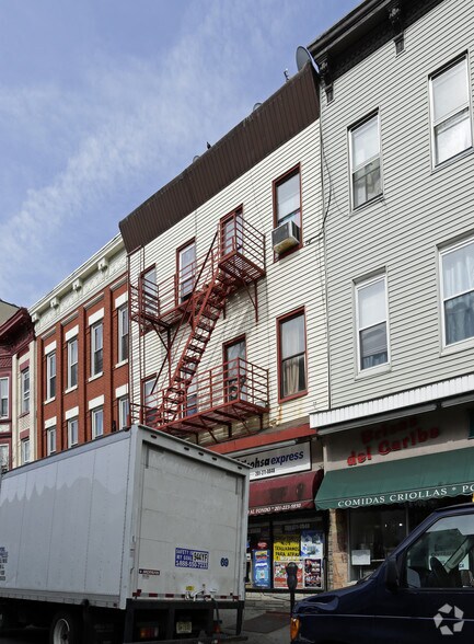2415 Bergenline Ave, Union City, NJ à vendre - Photo de l’immeuble – Image 3 sur 5