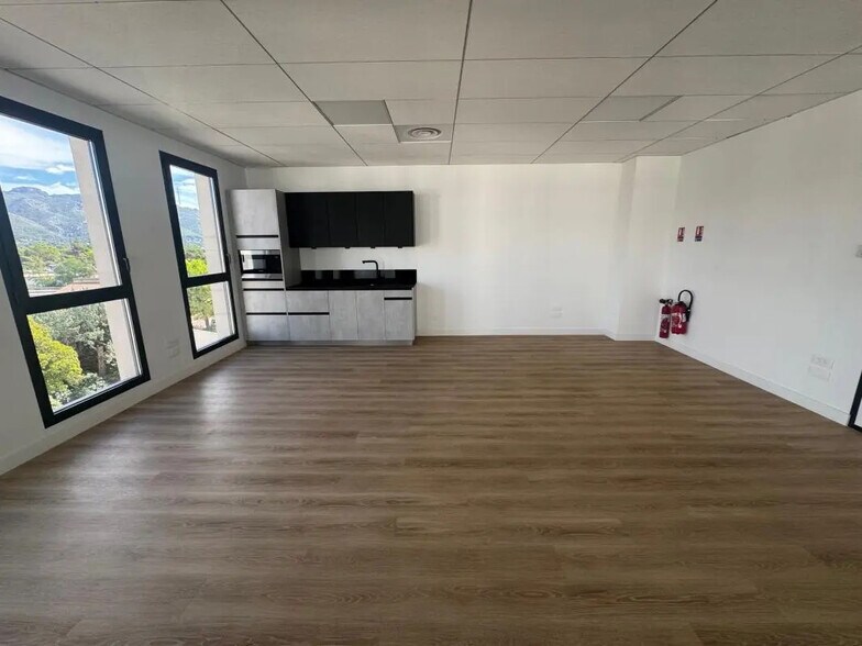 Bureau dans Aubagne à louer - Photo de l’immeuble – Image 2 sur 7